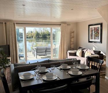 South Cerney Casa | Molly's Lodge - Cotswolds Lakeside Lodge