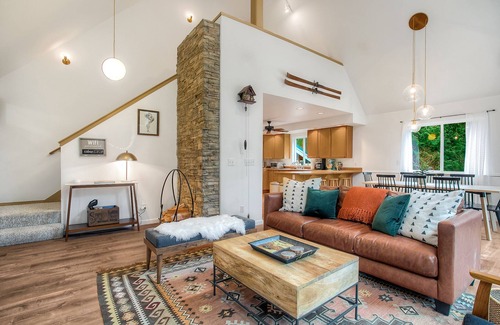 Skykomish Chalet De Esquí | ¡NUEVO! Impresionante chalet de montaña remodelado con bañera de hidromasaje para 8 + mascotas cerca de Stevens Pass