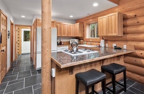 Skykomish Cabina | Money Creek Haven- peaceful and private pet friendly forest retreat w/ hot tub!
