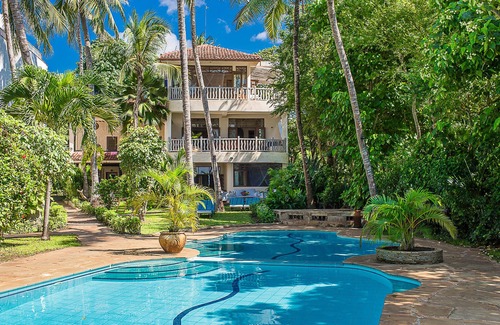 Diani Beach Villa | Villa independiente con cocinero incluido, piscina compartida, hermosos jardines, en la playa