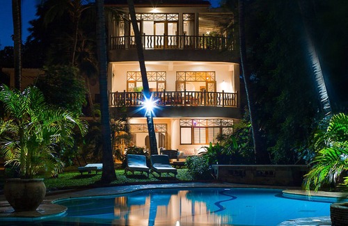 Diani Beach Villa | Villa independiente con cocinero incluido, piscina compartida, hermosos jardines, en la playa
