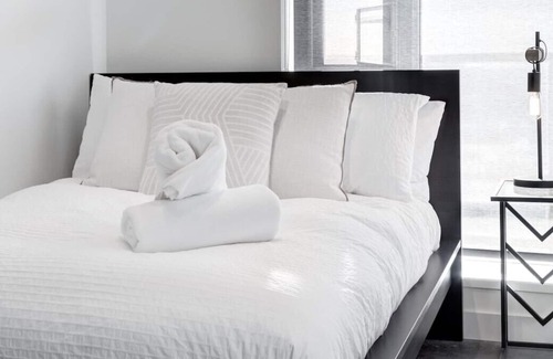 East Village Condominio | "Monochrome" 2 bed @Ink in East Village