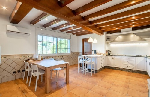 Vallromanes Chalet De Esquí | Montaña y playa 30' de Barcelona, 5 habitaciones/8 baños, piscina, apto mascotas