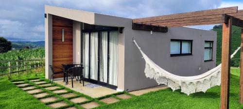 Espera Feliz Casa | Monte Paraíso - banheira e vista da Pedra Menina