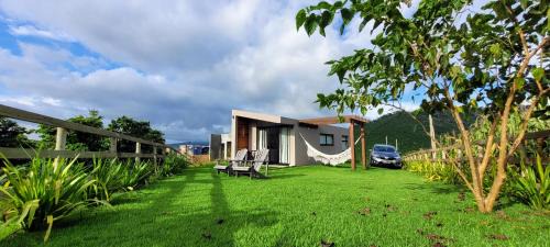 Espera Feliz Casa | Monte Paraíso - banheira e vista da Pedra Menina