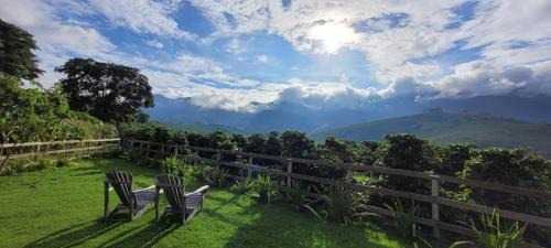 Espera Feliz Casa | Monte Paraíso - banheira e vista da Pedra Menina