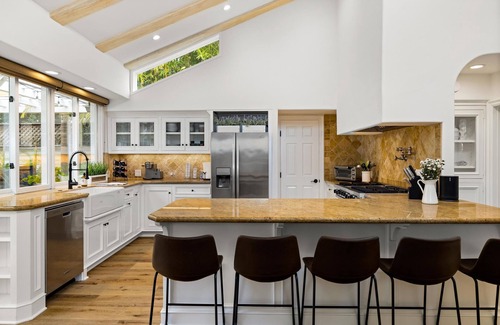 Montecito Casa | ¡Camina hasta Beach and Coast Village Road desde este exuberante y aislado oasis!