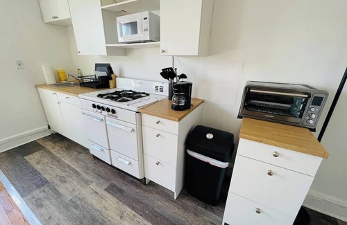 Elkins Park Apartamento | Monthly Discount ! Beautifully updated 1-bedroom apartment with hardwood floors and a modern kitchen. Located near downtown and the train station, with easy access to dining, shopping, and surrounding neighborhoods.