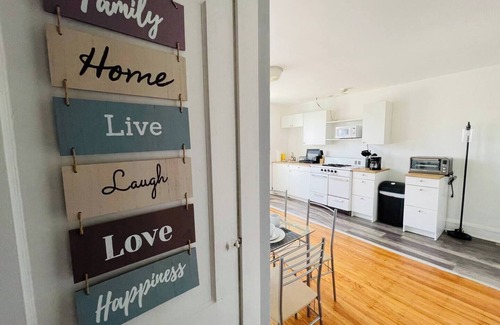 Elkins Park Apartamento | Monthly Discount ! Beautifully updated 1-bedroom apartment with hardwood floors and a modern kitchen. Located near downtown and the train station, with easy access to dining, shopping, and surrounding neighborhoods.