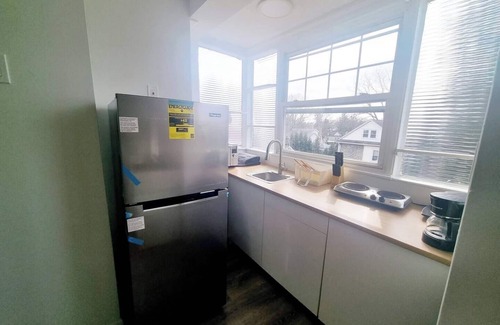 Elkins Park Apartamento | Charming and well-appointed studio apartment featuring an open layout, cozy living space, modern kitchen, and a clean, private bathroom—perfect for comfortable, convenient living.