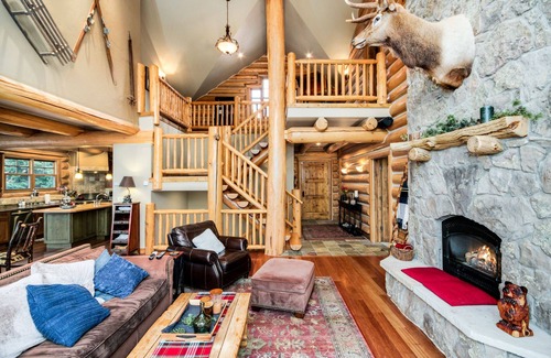 Quandary Village Cabina | Monthly Rental Discounts - Private Hot Tub, Fireplace, Pool Table, Pet Friendly