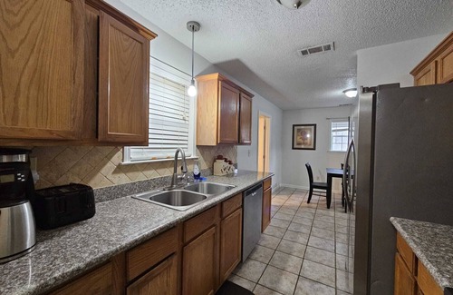 Raleigh Casa | MONTHLY STAYS-5 BR Secluded Cabin Style Compound-Abundant Parking-Near Airport