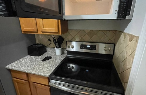 Raleigh Casa | MONTHLY STAYS-5 BR Secluded Cabin Style Compound-Abundant Parking-Near Airport