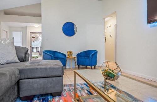 Colonial Oaks Casa | Monthly Stays! - 75' TV - Summer Retreat - King Bed, Large Yard, No Stairs