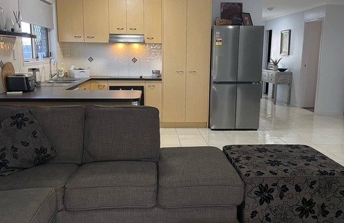Point Vernon Casa | Monty's is in a central location close to the beach, cafe's and shops.