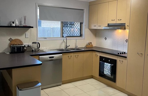 Point Vernon Casa | Monty's is in a central location close to the beach, cafe's and shops.