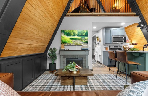 Omaha Cabina | Moody A-Frame Cabin Hot Tub & Fireplace