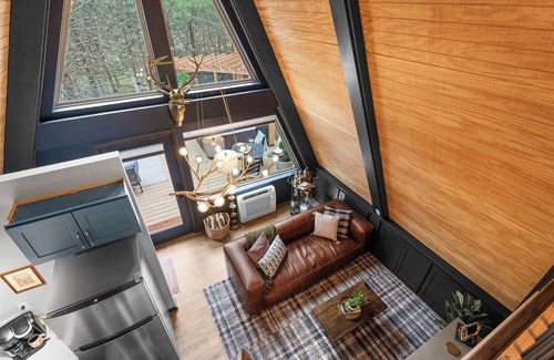 Omaha Cabina | Moody A-Frame Cabin Hot Tub & Fireplace