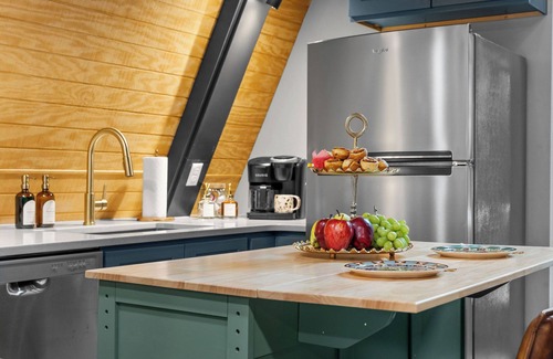 Omaha Cabina | Moody A-Frame Cabin Hot Tub & Fireplace
