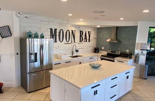 Largo Sound Village Condominio | Moon Bay Condo with ammenities for everyone!