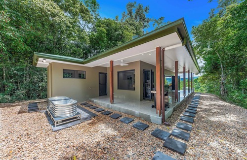 Strathdickie Casa | Moondance Escape is a unique, secluded retreat yet only 15mins from Airlie Beach
