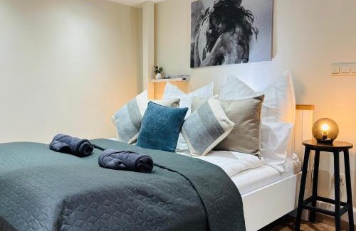 Bornheim Apartamento | MoonDayHomes - TopLocation I 4Persons I Gallery Maisonette Boutique Apartment PERA