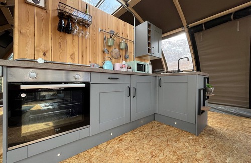 Tenby Alquiler De RV | Lujoso-Tienda de campaña-Bañera de hidromasaje-(Max 2 Adults, 2 Child)