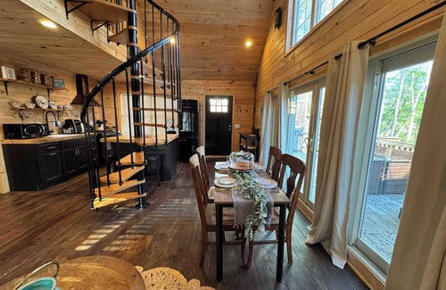 Belgrade Casa | MoonLight Treehouse Hot Tub Lakefront Retreat