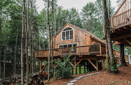 Belgrade Casa | MoonLight Treehouse Hot Tub Lakefront Retreat