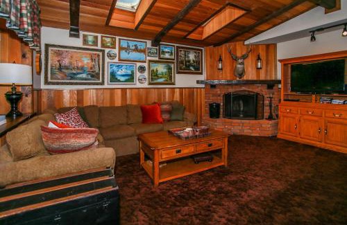 Big Bear Lake Casa | Moonridge Cottage-1817 by Big Bear Vacations