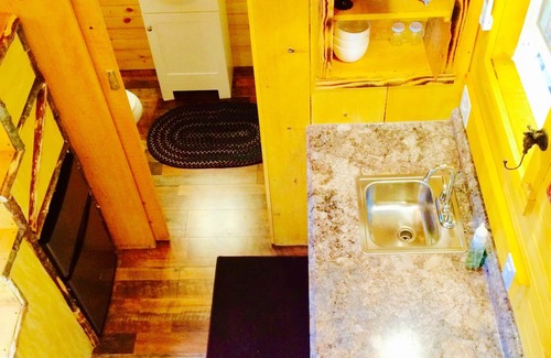 Newport Cabina | Shiner Shack Cabin. ¡Una experiencia rústica en una excelente ubicación con HotTub privado!