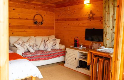 Bromham Chalet De Esquí | Moors Wood Relaxing ,Tranquil retreat with Hot Tub