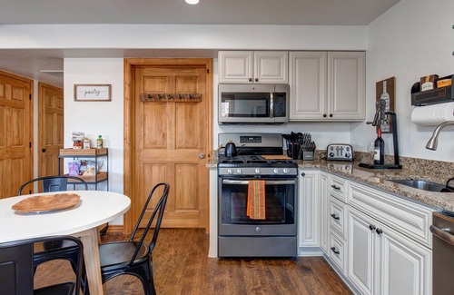 Bear Hollow Village Casa | Moose Mgmt at Bear Hollow 5534B: King bed-Pvt. Hot Tub-Pool-Dogs Welcome