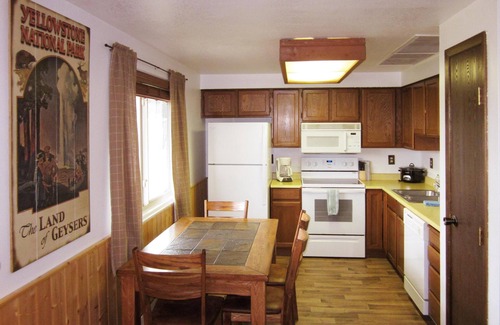 Horse Butte Condominio | Morning Glory-comfortable Yellowstone retreat; just minutes from YNP West Gate