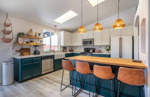 Joshua Tree Casa | Moroccan Oasis/3br + Yoga/ Sound Bath Room + Pool/Spa, close to National Park
