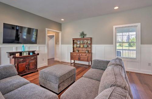 Lovettsville Casa | Morrisonville Manor with Fire Pit and Hot Tub!