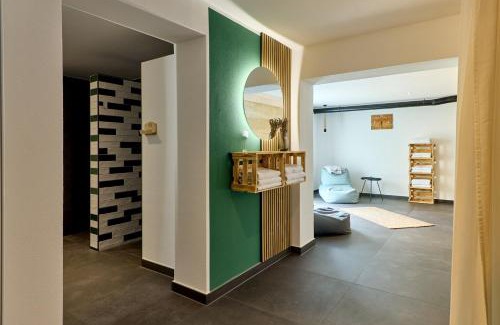 Wintrich Hotel | Moselhotel Weinhaus Simon `Sauna`Restaurant`ELadesäule