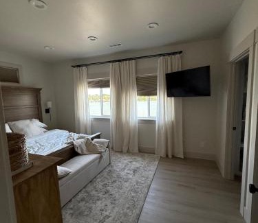 Moses Lake Casa | Moses Lake Vineyard Retreat-Waterfront Escapism