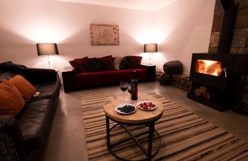 Mossy Point Casa | Mossy Green Door MTB stay minutes to Mogo Trails