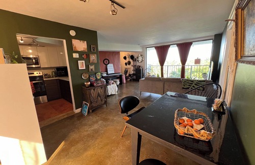 Northeast Miami Condominio | Bella apartamento muy privado sin vecinos con vistas al mar