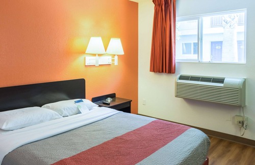 Bakersfield Hotel | Motel 6 Bakersfield, CA - East