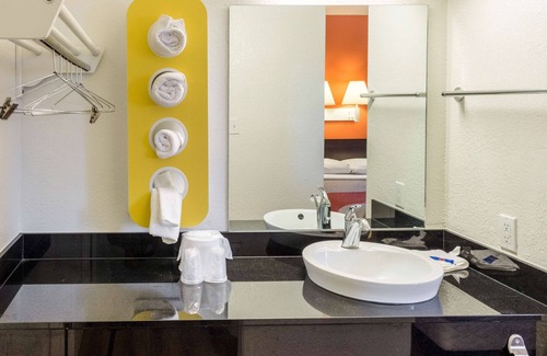 Bakersfield Hotel | Motel 6 Bakersfield, CA - East