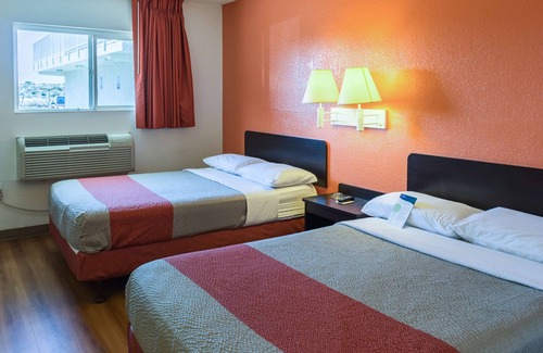 Bakersfield Hotel | Motel 6 Bakersfield, CA - East