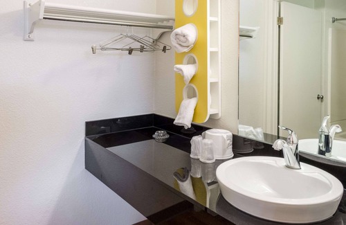 Bakersfield Hotel | Motel 6 Bakersfield, CA - East