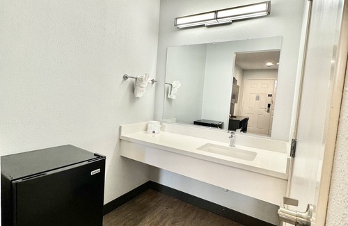 North Long Beach Hotel | Motel 6 Bellflower, CA - Los Angeles