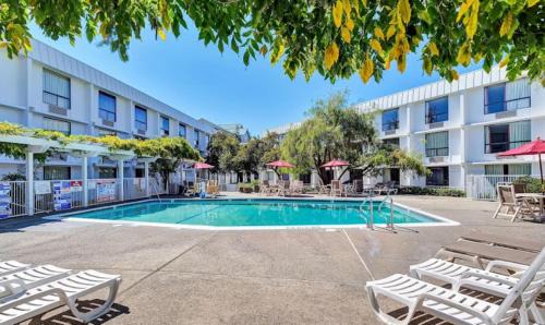 Belmont Hotel | Motel 6-Belmont, CA - San Francisco - Redwood City