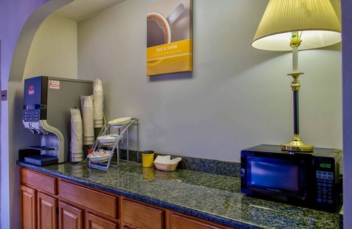 Crestline Heights Hotel | Motel 6 Birmingham, AL - Medical Center