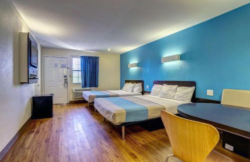 Dickson Hotel | Motel 6-Dickson, TN