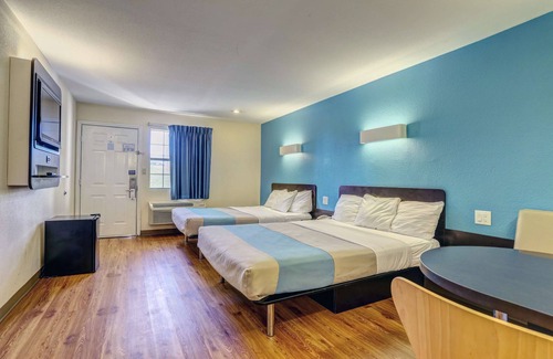 Dickson Hotel | Motel 6 Dickson, TN