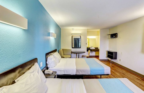 Dickson Hotel | Motel 6 Dickson, TN